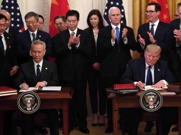 Trump menandatangani perjanjian itu dengan Naib Perdana Menteri China, Liu He.
