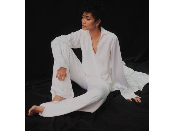 POTONGAN kemas dengan siluet tersendiri menjadi signature rekaan Afiq.