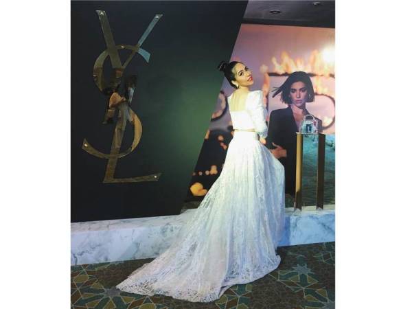 REKAAN glamour yang ditonjolkan AfiqM menghiasi karpet merah.