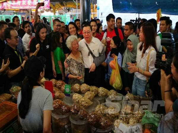 Guan Eng ketika membuat lawatan ke Pasar Pagi SS2 Jalan SS2/60 di sini hari ini.