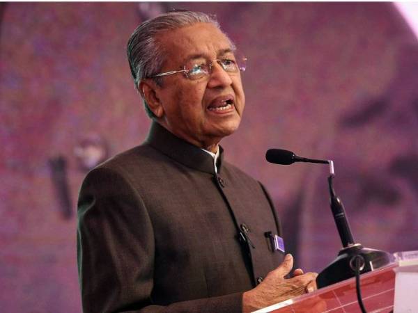 Dr Mahathir pada sidang media ketika merasmikan Kompleks Balai Islam An-Nur Ibu Pejabat TNB di sini hari ini.- Foto- BERNAMA