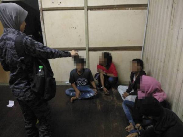 Anggota Imigresen sedang melakukan pemeriksaan lanjut ke atas lima daripada warga asing yang ditahan di lokasi. Foto: Ihsan Imigresen Terengganu