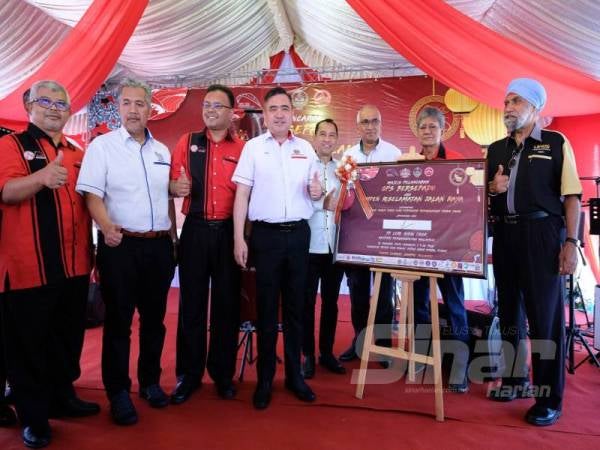 Siew Fook (empat dari kiri) menandatangani plak simbolik melancarkan Ops Bersepadu dan Kempen Keselamatan Jalan Raya Peringkat Kebangsaan sempena Perayaan Tahun Baru Cina di R&R Tapah di sini hari ini.