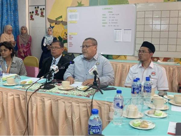 Aminolhuda (tengah) pada sidang media selepas selesai melawat pesakit influenza A di Hospital Sultanah Aminah di sini hari ini.