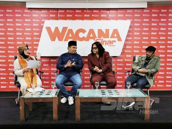Sabri (kanan) bersama barisan panel yang lain pada program Wacana Sinar Harian Siri ke-150 bertajuk Transkrip Wacana Cabaran Pelawak: Dahulukan Rezeki atau Emosi? di Dewan Karangkraf di sini malam tadi. - FOTO MOHD IZARI ROSLI