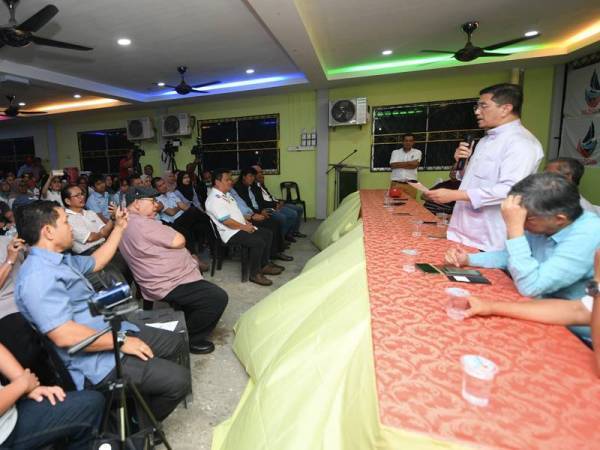 Timbalan Presiden PKR yang juga Menteri Hal Ehwal Ekonomi Datuk Seri Mohamed Azmin Ali ketika menyampaikan ceramah perdana bagi Pilihan Raya Kecil (PRK) Parlimen Kimanis, di pekarangan rumah Abdul Sani Maarif di Kampung Pimping Membakut dekat sini malam ini.
- Foto Bernama