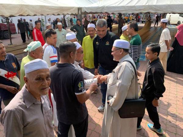 Mohd Amar (kanan) tidak melepaskan peluang bermesra dengan rakyat yang hadir kuliah tersebut.