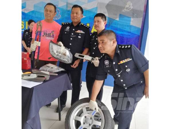 Amar (dua dari kiri) menunjukkan antara peralatan yang dirampas susulan tertangkapnya dua lelaki di Jalan Sembilang, Teluk Pulai, Klang, Isnin lalu.