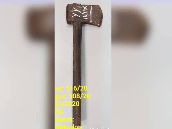 Kapak yang digunakan suspek ketika mengejar adiknya dalam kejadian petang semalam.