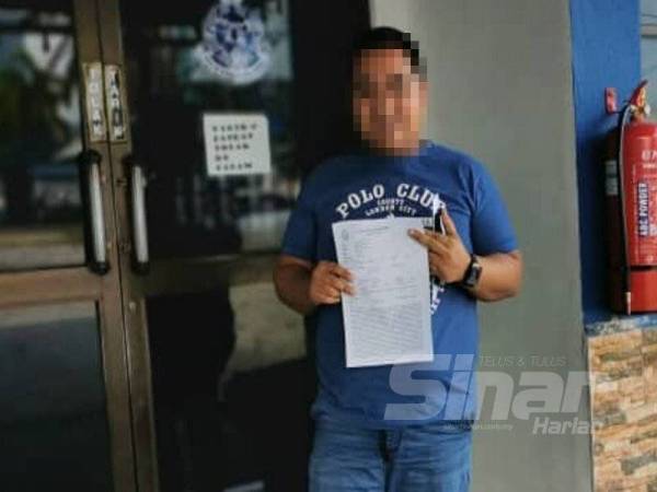 Erie menunjukkan salinan laporan polis yang dibuat di Balai Polis Daerah (IPD) Kuala Terengganu semalam.