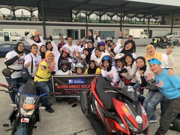 
TINA (kanan) bergambar bersama Ketua Pegawai Eksekutif SIC, Datuk Razlan Razali (tengah) yang hadir memberi sokongan penuh kepada acara yang melibatkan semua penunggang wanita.