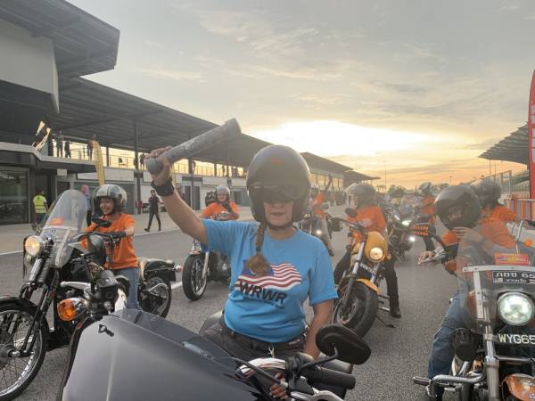 
TINA bersemangat mengangkat baton yang merupakan simbolik WRWR. Acara itu diasaskan oleh seorang wanita dari United Kingdom dua tahun lalu. 