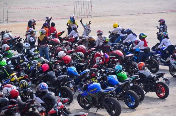 SUASANA meriah dengan aksi dan gelagat penunggang wanita