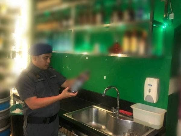 Antara premis yang diserbu KPDNHEP WPKL di sekitar ibu negara, semalam.