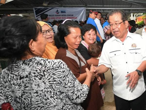 Karim bersalaman dan beramah mesra dengan penduduk setempat Kampung Kinolonsodong, Kimanis baru-baru ini. - Foto Bernama