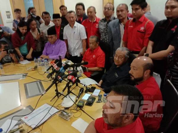 Dr Mahathir pada sidang media di Yayasan Al Bukhary malam ini.