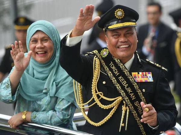 Ja’afar dan isteri, Datin Shuriani Mustapha melambai tangan pada hari terakhir beliau bertugas sebagai Timbalan Ketua Pesuruhjaya (Pengurusan dan Profesionalisme) SPRM di Ibu Pejabat SPRM hari ini. - Foto Bernama