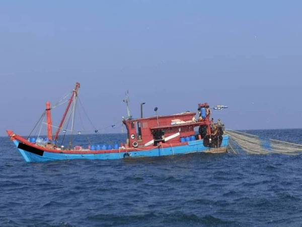 Salah sebuah bot yang ditahan.