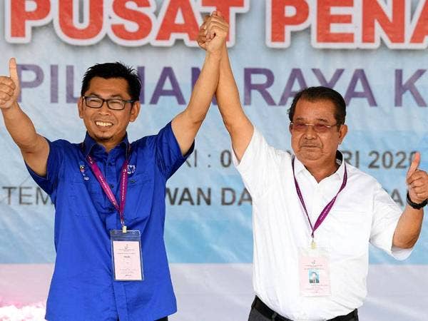 Calon Warisan, Datuk Karim Bujang (kanan) dan calon Barisan Nasional, Datuk Mohamad Alamin selepas diumumkan sebagai calon yang akan bertanding pada PRK Parlimen Kimanis.