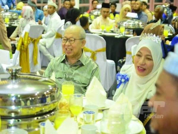 Tengku Razaleigh sewaktu hadir Majlis Makan Malam Kelab Jalinan Ikatan Kasih Gua Musang di Dewan Pusat Sivik di sini semalam.