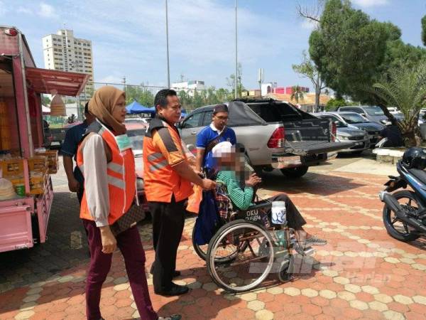 Seorang warga emas berkerusi roda antara pengemis warga tempatan yqng ditahan dalam operasi semalam.