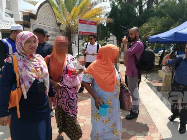 Wanita Myanmar bersama bayi lelakinya berusia dua bulan antara yang ditahan.