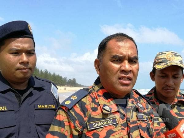 Sharikan (tengah) sewaktu ditemu bual di lokasi kejadian.