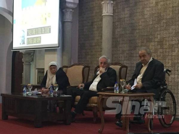 Pappe (tengah) ketika menyampaikan syarahan 'Palestine Is Still The Issue' di ISTAC, Kuala Lumpur hari ini.