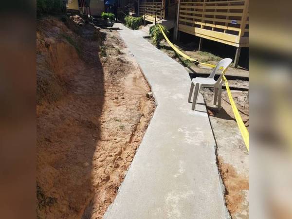 Laluan pejalan kaki konkrit untuk kemudahan pemilih warga emas dan OKU terutama yang berkerusi roda. - Foto ihsan pembaca