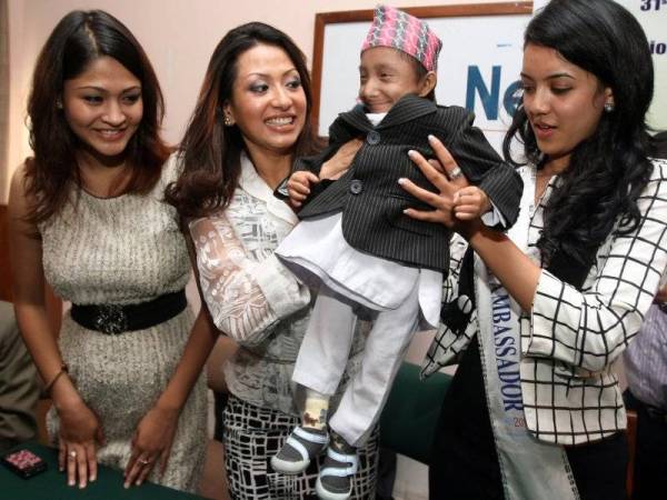 Khagendra Thapa Magar (dua dari kiri) meninggal dunia akibat pneumonia di sebuah hospital di Pokhara kira-kira 200 kilometer dari Kathmandu.