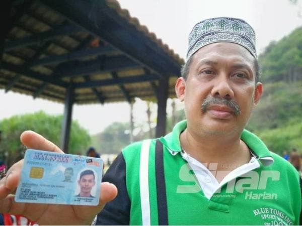 Ahmad Azhan menunjukkan gambar anaknya yang dikhuatiri lemas di Pantai Teluk Bidara.