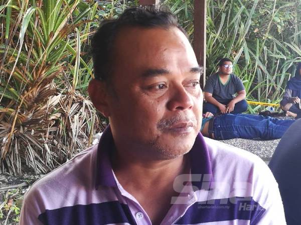 Zulkiflee sayu mengenangkan anaknya yang dikhuatiri lemas di Pantai Teluk Bidara petang semalam.