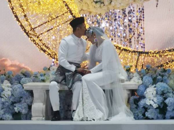 Ini merupakan perkahwinan kedua buat Elly Mazlein.