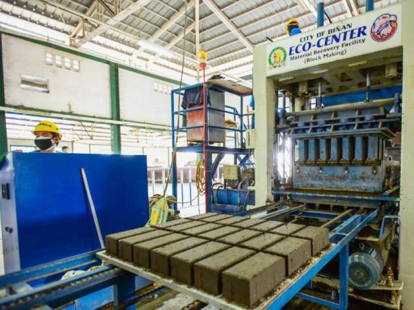 Kira-kira 5,000 batu bata yang dicampurkan debu vulkanik dan sisa plastik dihasilkan pada setiap hari. - Foto AFP