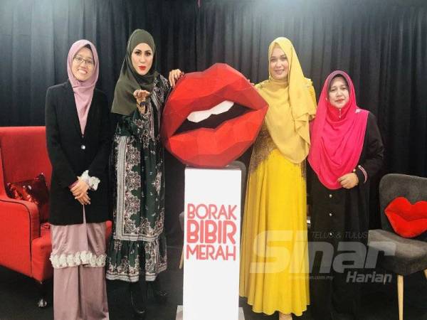 DARI KIRI: Syafiqah, Iesya, Elle dan Ustazah Siti Fatahiyah Mahamood pada program Borak Bibir Merah Sinar Harian Siri 1 yang membincangkan tajuk Apabila Isteri Diceraikan Secara Zalim di Dewan Karangkraf, Shah Alam, Selangor.