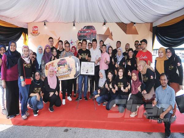Hishammudin (tengah) bergambar bersama para pemenang dan kru pada Majlis Penyampaian Hadiah Utama Peraduan Better Brown Bonanza CSR yang diadakan di Pasaraya Econsave Kampung Jawa semalam.