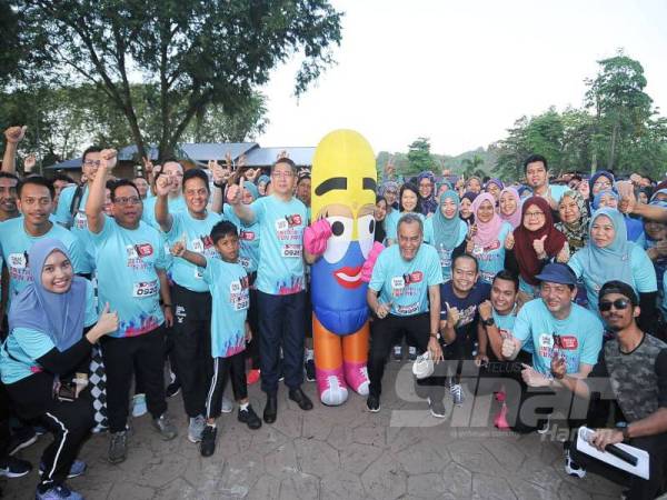 Dr Dzulkefly dan Salahuddin bergambar bersama peserta pada acara Antibiotic Fun Run 2020 yang diadakan di Goat2go Farm, Taman Ekspo Pertanian Malaysia (MAEPS) di sini hari ini.- FOTO: ROSLI TALIB