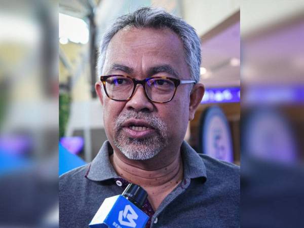 Mohamad Idham ketika menjawab pertanyaan media mengenai kes kegunaan 5G Celcom di Lapangan Antarabangsa Langkawi hari ini. - Foto Bernama