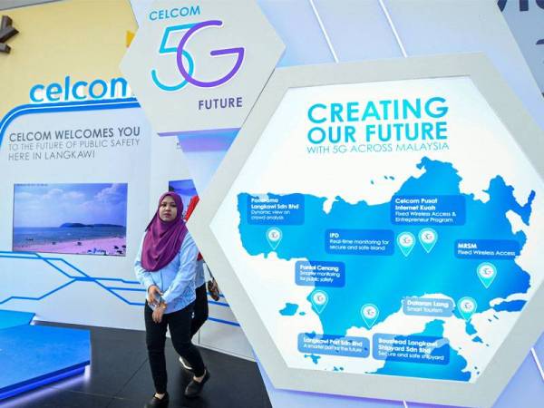 Antara ruang pameran yang disediakan untuk para pelancong melihat dengan lebih dekat mengenai kes kegunaan 5G Celcom di Lapangan Antarabangsa Langkawi hari ini. - Foto Bernama