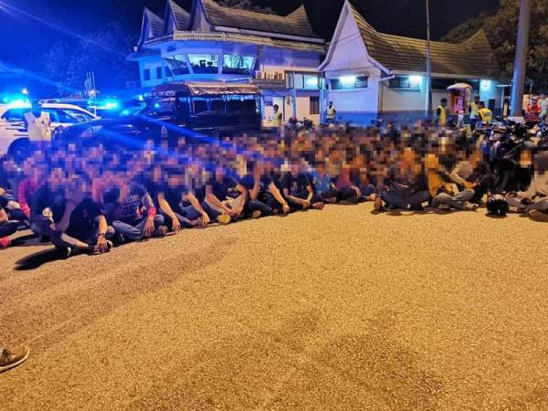 Antara yang ditahan dalam Ops Samseng Jalanan di sekitar Senawang hari ini.