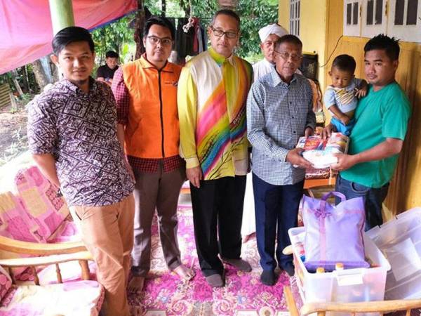 Hanafiah yang berkunjung ke kediaman keluarga Muhammad Zhafran bersama Pengarah JKM Terengganu, Zuhami Omar (tengah) turut menyampaikan sumbangan kepada Muhammad Zhafran Amsyar. 