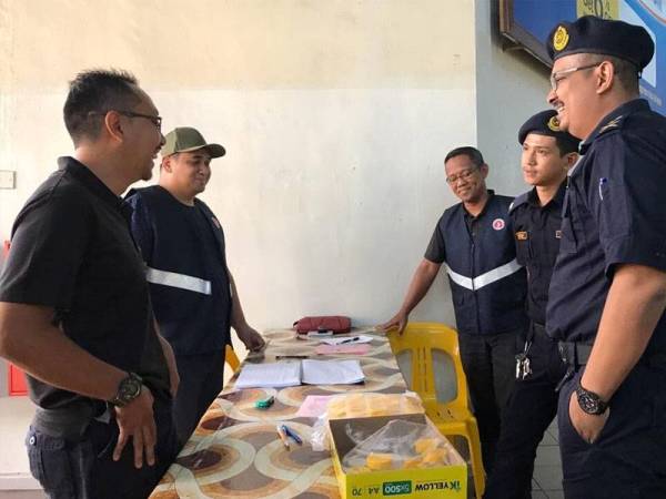 Muhammad Firdaus ketika melihat kuanter Agensi Anti Dadah Kebangsaan (AADK) Melaka yang turut menyertai operasi itu.