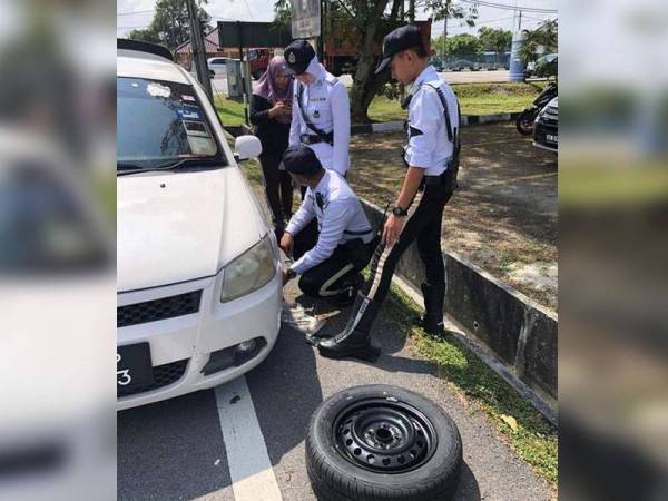 BSPT IPD Kuala Langat turut membantu kenderaan orang awam yang rosak.