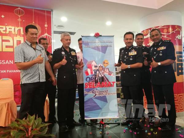 Mohd Yusri (tiga dari kanan) menyempurnakan gimik pelancaran Ops Selamat 16 peringkat IPD Kuantan di Kuantan City Mall (KCM) di sini hari ini.