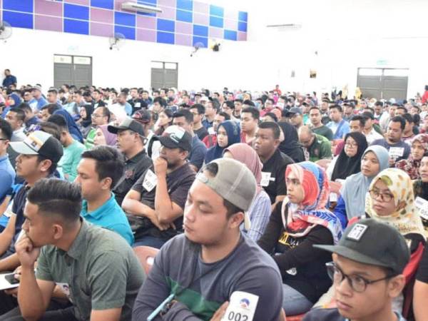 Orang ramai yang hadir pada Majlis Pengundian Terbuka RMBJ di Taman Scientex Kulai 2 di sini semalam.