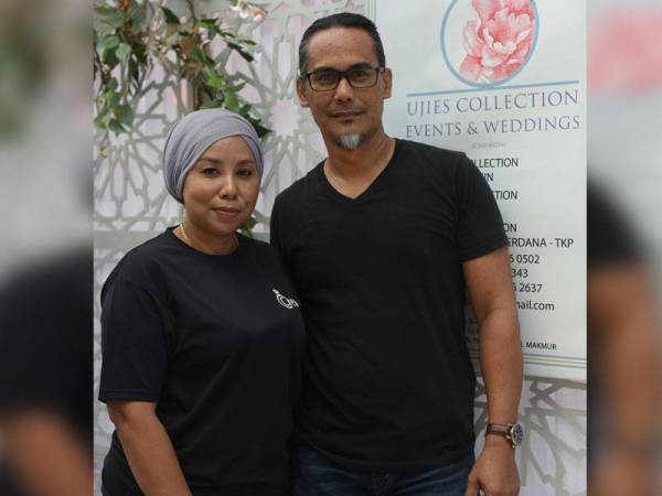 Ujie (kiri) bersama suami mahu memperkenalkan songket kepada generasi baharu.