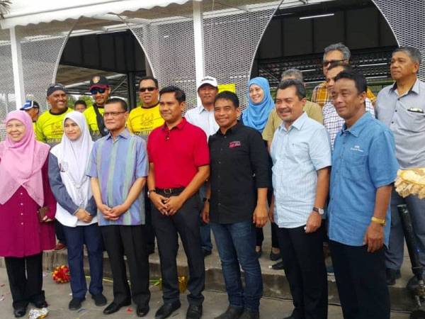 Barisan kepimpinan MPK dan kerajaan negeri bergambar di tapak jualan Lemang Toki di Serambi Teruntum.