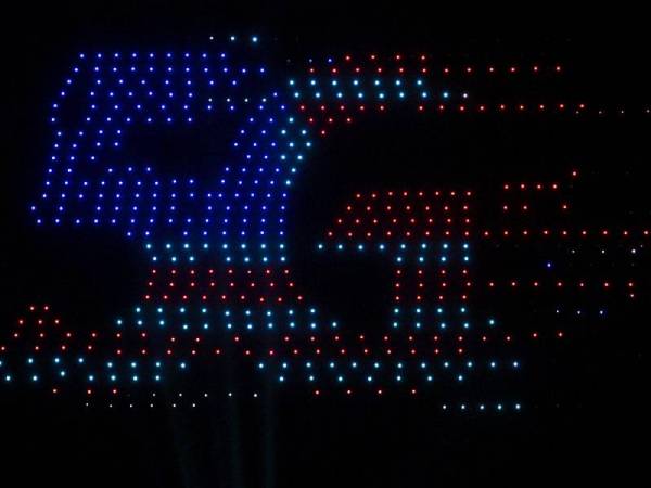 Persembahan dron berbentuk 5G Malaysia pada majlis perasmian projek demonstrasi 5G Malaysia di Pusat Konvensyen Antarabangsa Langkawi (LICC) hari ini. Sebanyak 555 buah dron yang diterbangkan bagi persembahan sempena majlis perasmian projek demonstrasi 5G Malaysia. - Foto Bernama