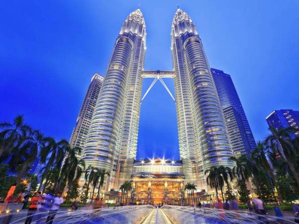 Penyertaan dalam industri IR4.0 adalah jalan baharu untuk golongan muda merebut peluang menjadi jutawan. - Foto 123RF