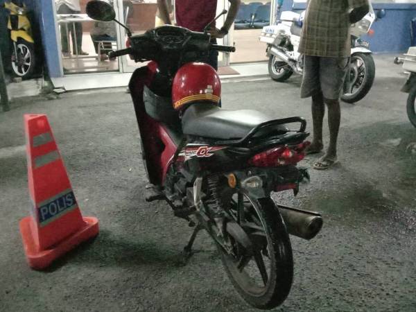 Motosikal yang rosak akibat dilanggar.